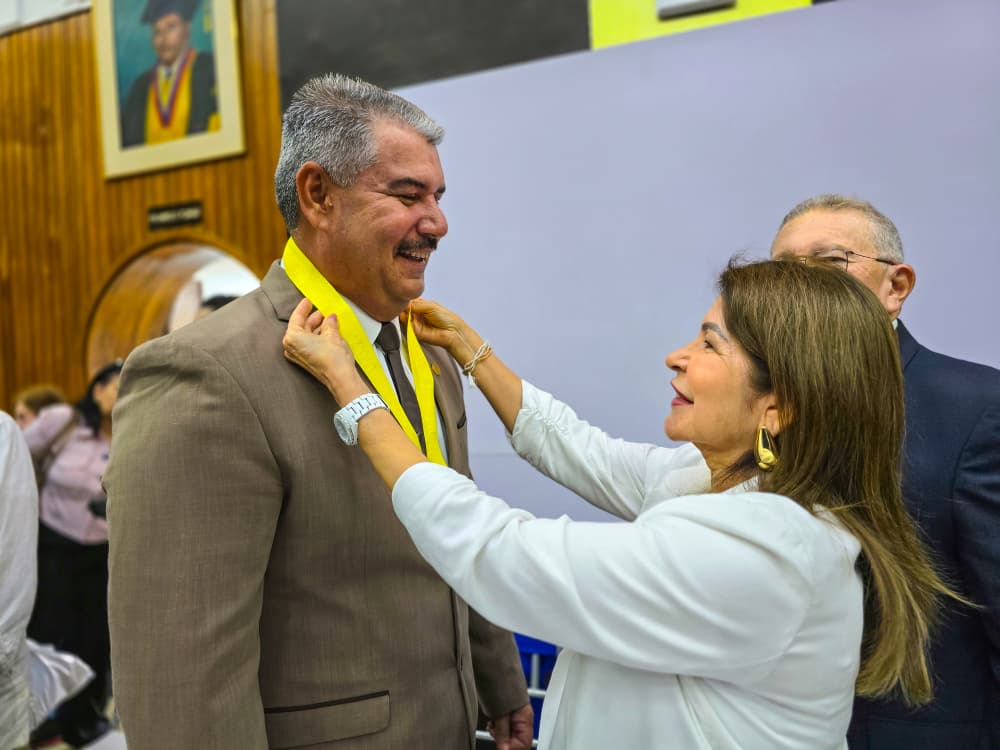 Gobernador Caldera recibe Medalla Honor al Mérito de la Facultad de Medicina de LUZ