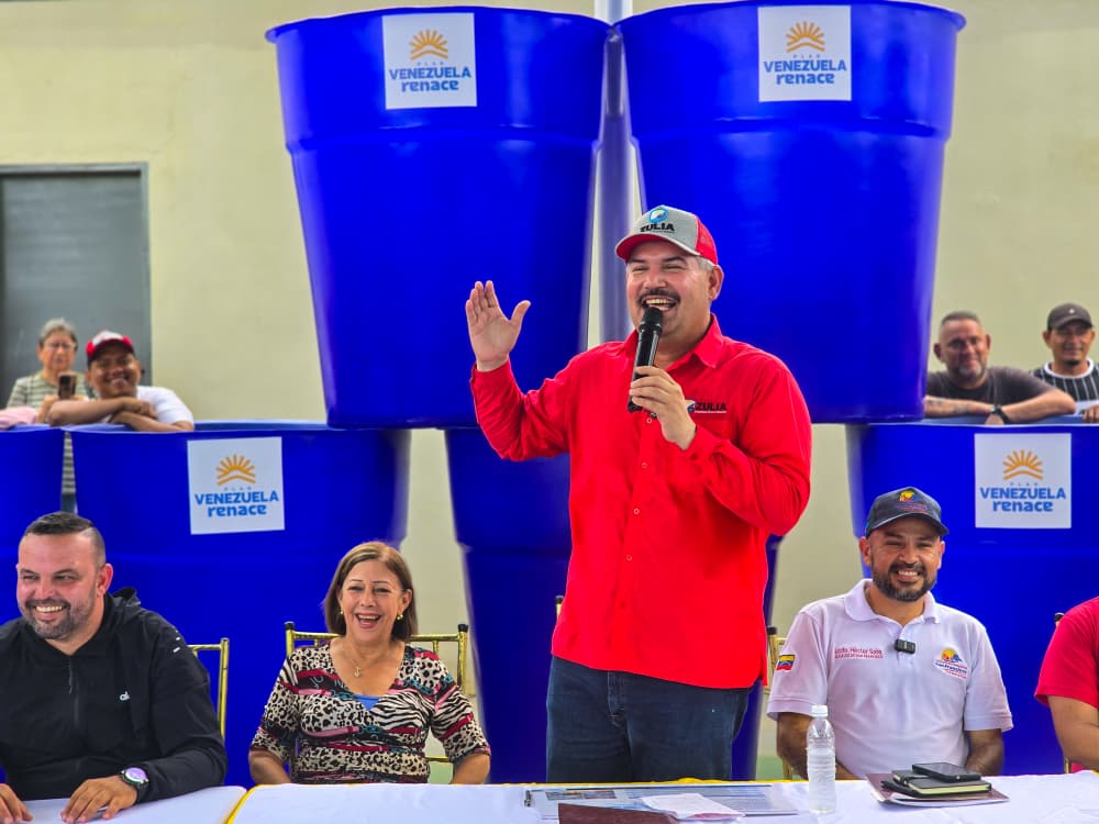 Gobernador Luis Caldera entrega 500 tanques de agua a Comuna Hugo Chávez en San Francisco