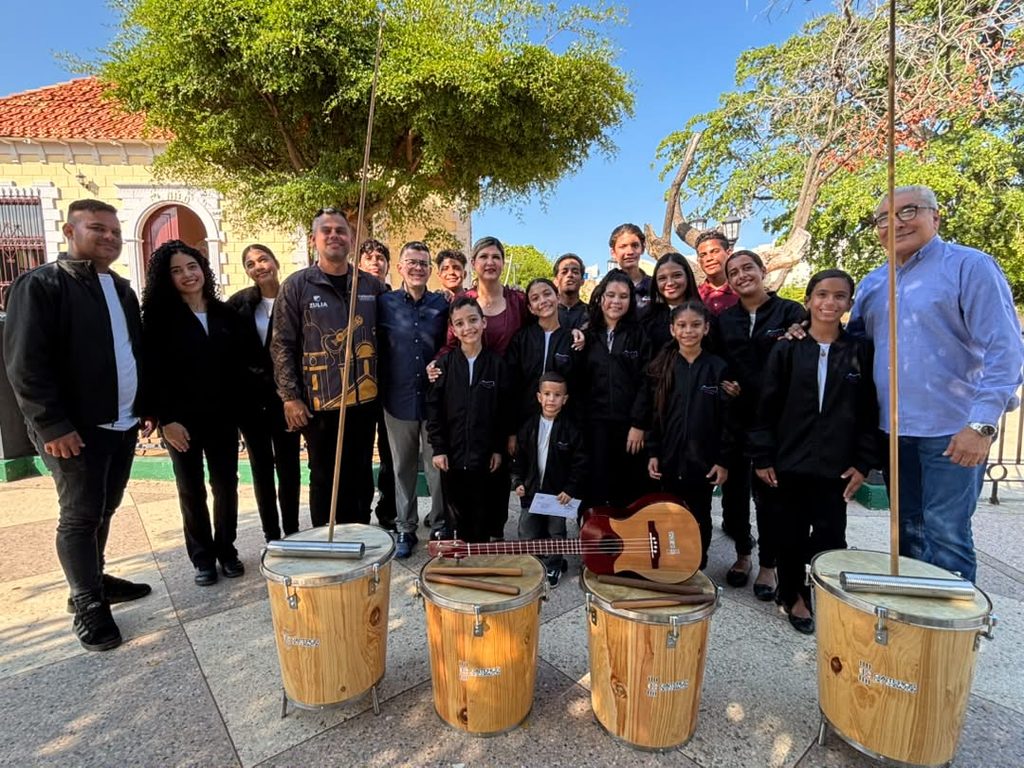 Primera Dama del Estado impulsa el talento de «Gaiteritos de La Rita» con entrega de instrumental gaitero